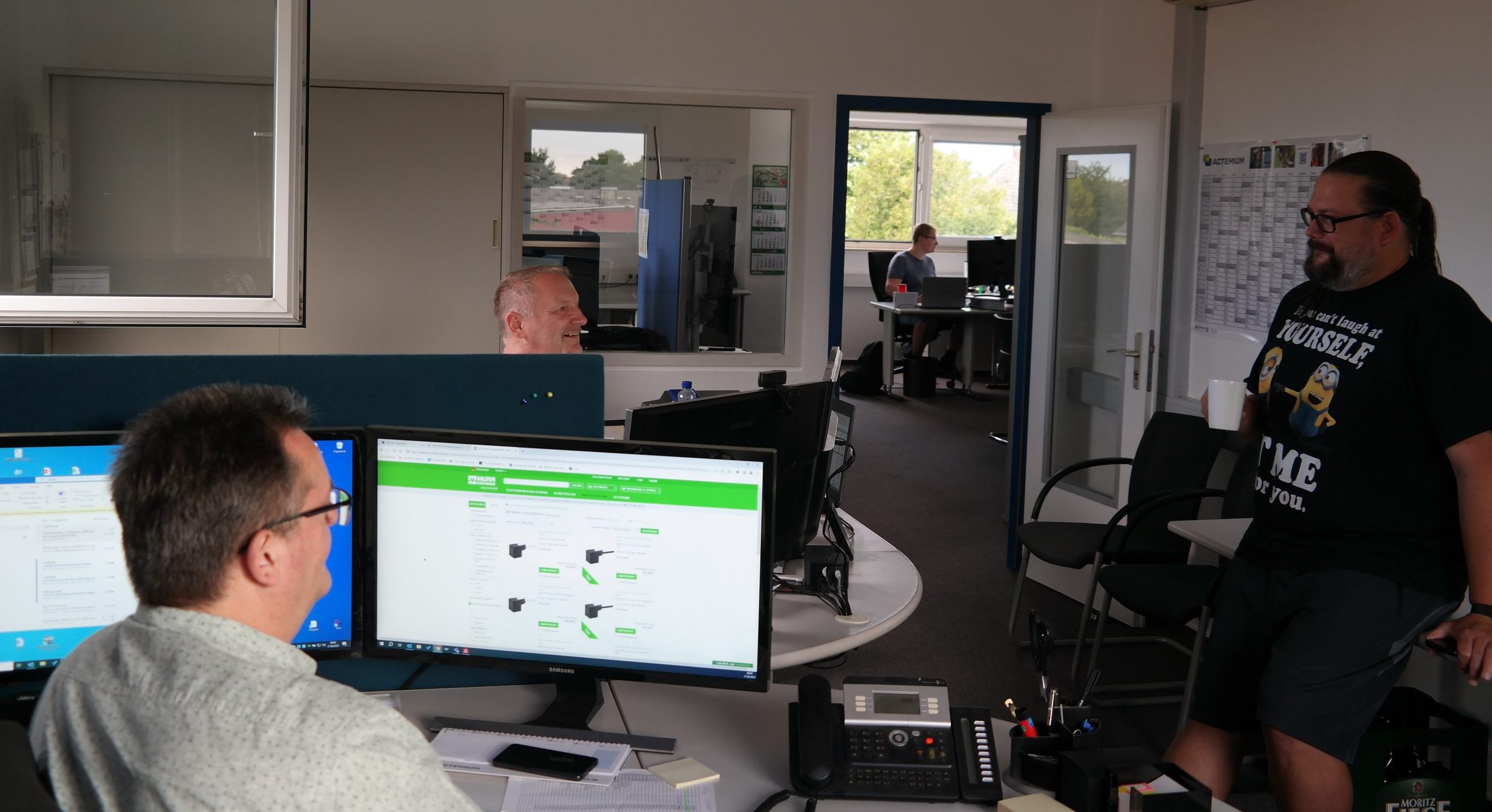 drei Männer in einem Büro